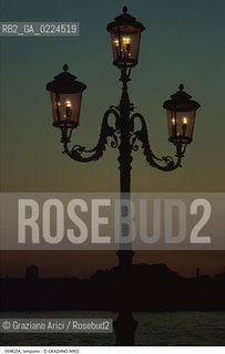 Localizzazione:..VENEZIA..Oggetto:..Soggetto:..LAMPIONE TRAMONTO..Cronologia: ....Definizione Culturale:..   Autore: ..   Stile:..   Editori/Stampatori:..   Committenza:..Materia e Tecnica:..Collocazione:..Note:..BARCHE E CANALI..Riproduzione Fotografica:..Graziano Arici/Rosebud2 .Copyright:..Graziano Arici/Rosebud2 .Data:..1995..Costo:..A..