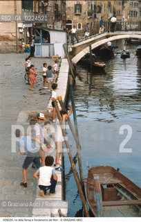 Localizzazione:..VENEZIA / CANNAREGIO..Oggetto:..Soggetto:..RIO DELLA SENSA E FONDAMENTA DEI MORI / BAMBINI..Cronologia: ....Definizione Culturale:..   Autore: ..   Stile:..   Editori/Stampatori:..   Committenza:..Materia e Tecnica:..Collocazione:..Note:..BARCHE E CANALI..Riproduzione Fotografica:..Graziano Arici/Rosebud2 .Copyright:..Graziano Arici/Rosebud2 .Data:..1985..Costo:..A..