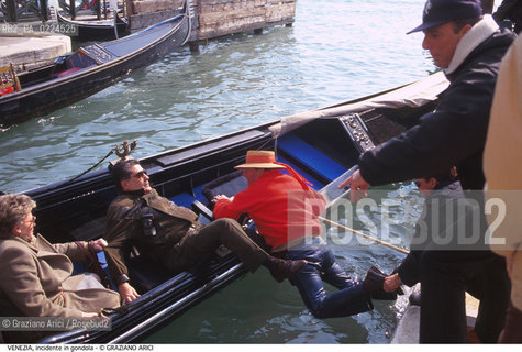 Localizzazione:..VENEZIA / S. MARCO..Oggetto:..Soggetto:..GONDOLA TURISTI INCIDENTE / CADUTA IN ACQUA DI UN GONDOLIERE BAGNO..Cronologia: ....Definizione Culturale:..   Autore: ..   Stile:..   Editori/Stampatori:..   Committenza:..Materia e Tecnica:..Collocazione:..Note:..BARCHE E CANALI..Riproduzione Fotografica:..Graziano Arici/Rosebud2 .Copyright:..Graziano Arici/Rosebud2 .Data:..1996..Costo:..A..