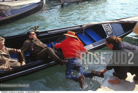 Localizzazione:..VENEZIA / S. MARCO..Oggetto:..Soggetto:..GONDOLA TURISTI INCIDENTE / CADUTA IN ACQUA DI UN GONDOLIERE BAGNO..Cronologia: ....Definizione Culturale:..   Autore: ..   Stile:..   Editori/Stampatori:..   Committenza:..Materia e Tecnica:..Collocazione:..Note:..BARCHE E CANALI..Riproduzione Fotografica:..Graziano Arici/Rosebud2 .Copyright:..Graziano Arici/Rosebud2 .Data:..1996..Costo:..A..