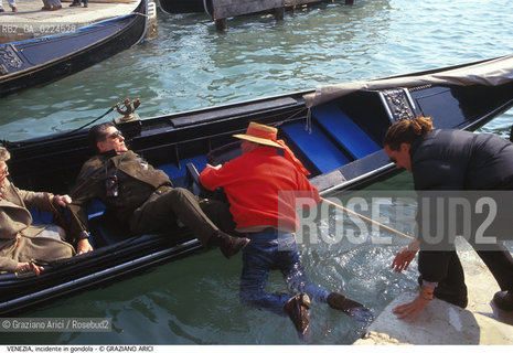 Localizzazione:..VENEZIA / S. MARCO..Oggetto:..Soggetto:..GONDOLA TURISTI INCIDENTE / CADUTA IN ACQUA DI UN GONDOLIERE BAGNO..Cronologia: ....Definizione Culturale:..   Autore: ..   Stile:..   Editori/Stampatori:..   Committenza:..Materia e Tecnica:..Collocazione:..Note:..BARCHE E CANALI..Riproduzione Fotografica:..Graziano Arici/Rosebud2 .Copyright:..Graziano Arici/Rosebud2 .Data:..1996..Costo:..A..