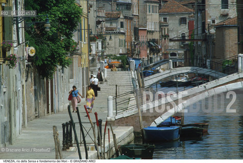 Localizzazione:..VENEZIA / CANNAREGIO..Oggetto:..Soggetto:..RIO DELLA SENSA E FONDAMENTA DEI MORI..Cronologia: ....Definizione Culturale:..   Autore: ..   Stile:..   Editori/Stampatori:..   Committenza:..Materia e Tecnica:..Collocazione:..Note:..BARCHE E CANALI..Riproduzione Fotografica:..Graziano Arici/Rosebud2 .Copyright:..Graziano Arici/Rosebud2 .Data:..1985..Costo:..A..