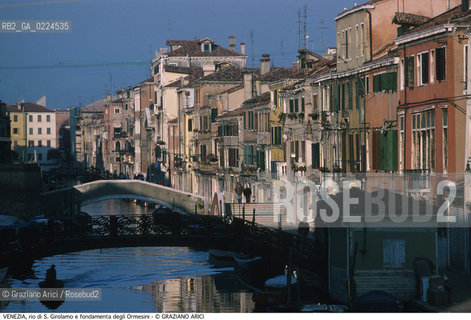 Localizzazione:..VENEZIA / CANNAREGIO..Oggetto:..Soggetto:..RIO DI S. GIROLAMO E FONDAMENTA DEGLI ORMESINI..Cronologia: ....Definizione Culturale:..   Autore: ..   Stile:..   Editori/Stampatori:..   Committenza:..Materia e Tecnica:..Collocazione:..Note:..BARCHE E CANALI..Riproduzione Fotografica:..Graziano Arici/Rosebud2 .Copyright:..Graziano Arici/Rosebud2 .Data:..1995..Costo:..A..
