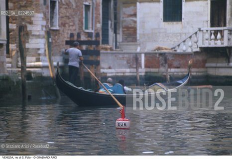 Localizzazione:..VENEZIA / S. POLO..Oggetto:..Soggetto:..RIO DI S. POLO / GONDOLA SUB..Cronologia: ....Definizione Culturale:..   Autore: ..   Stile:..   Editori/Stampatori:..   Committenza:..Materia e Tecnica:..Collocazione:..Note:..BARCHE E CANALI..Riproduzione Fotografica:..Graziano Arici/Rosebud2 .Copyright:..Graziano Arici/Rosebud2 .Data:..1985..Costo:..A..