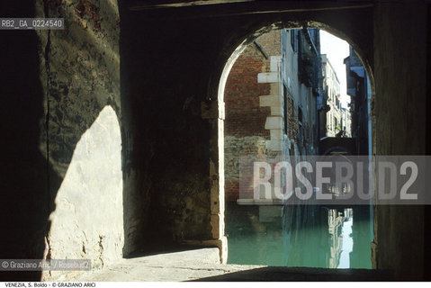 Localizzazione:..VENEZIA / S. CROCE..Oggetto:..Soggetto:..RIO S. BOLDO..Cronologia: ....Definizione Culturale:..   Autore: ..   Stile:..   Editori/Stampatori:..   Committenza:..Materia e Tecnica:..Collocazione:..Note:..BARCHE E CANALI..Riproduzione Fotografica:..Graziano Arici/Rosebud2 .Copyright:..Graziano Arici/Rosebud2 .Data:..1995..Costo:..A..