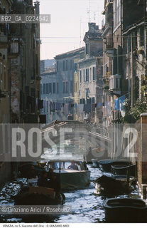 Localizzazione:..VENEZIA / S. CROCE..Oggetto:..Soggetto:..RIO S. GIACOMO DELL ORIO..Cronologia: ....Definizione Culturale:..   Autore: ..   Stile:..   Editori/Stampatori:..   Committenza:..Materia e Tecnica:..Collocazione:..Note:..BARCHE E CANALI..Riproduzione Fotografica:..Graziano Arici/Rosebud2 .Copyright:..Graziano Arici/Rosebud2 .Data:..1995..Costo:..A..