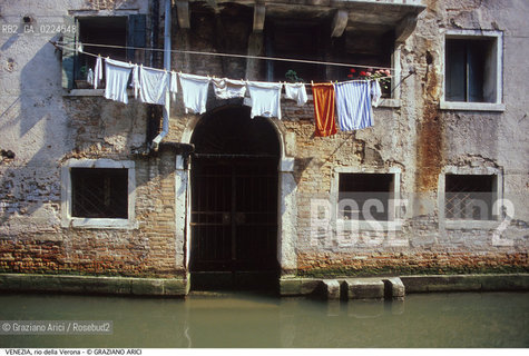 Localizzazione:..VENEZIA / S. MARCO..Oggetto:..Soggetto:..RIO DELLA VERONA / PANNI..Cronologia: ....Definizione Culturale:..   Autore: ..   Stile:..   Editori/Stampatori:..   Committenza:..Materia e Tecnica:..Collocazione:..Note:..BARCHE E CANALI..Riproduzione Fotografica:..Graziano Arici/Rosebud2 .Copyright:..Graziano Arici/Rosebud2 .Data:..1995..Costo:..A..