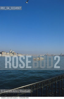 Localizzazione:..VENEZIA / DORSODURO..Oggetto:..Soggetto:..CANALE DELLA GIUDECCA VAPORETTO ACTV..Cronologia: ....Definizione Culturale:..   Autore: ..   Stile:..   Editori/Stampatori:..   Committenza:..Materia e Tecnica:..Collocazione:..Note:..BARCHE E CANALI..Riproduzione Fotografica:..Graziano Arici/Rosebud2 .Copyright:..Graziano Arici/Rosebud2 .Data:..1995..Costo:..A..