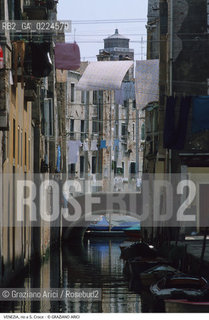 Localizzazione:..VENEZIA / S. CROCE..Oggetto:..Soggetto:..RIO / PANNI..Cronologia: ....Definizione Culturale:..   Autore: ..   Stile:..   Editori/Stampatori:..   Committenza:..Materia e Tecnica:..Collocazione:..Note:..BARCHE E CANALI..Riproduzione Fotografica:..Graziano Arici/Rosebud2 .Copyright:..Graziano Arici/Rosebud2 .Data:..1995..Costo:..A..