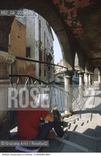 Localizzazione:..VENEZIA / CANNAREGIO..Oggetto:..Soggetto:..RIO E SOTOPORTEGO WIDMAN S. CANCIANO / PITTORE..Cronologia: ....Definizione Culturale:..   Autore: ..   Stile:..   Editori/Stampatori:..   Committenza:..Materia e Tecnica:..Collocazione:..Note:..BARCHE E CANALI..Riproduzione Fotografica:..Graziano Arici/Rosebud2 .Copyright:..Graziano Arici/Rosebud2 .Data:..1995..Costo:..A..