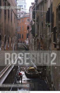 Localizzazione:..VENEZIA / S. MARCO..Oggetto:..Soggetto:..RIO DI S. SALVADOR / SCAVO DEI RII PULIZIA..Cronologia: ....Definizione Culturale:..   Autore: ..   Stile:..   Editori/Stampatori:..   Committenza:..Materia e Tecnica:..Collocazione:..Note:..BARCHE E CANALI..Riproduzione Fotografica:..Graziano Arici/Rosebud2 .Copyright:..Graziano Arici/Rosebud2 .Data:..1996..Costo:..A..