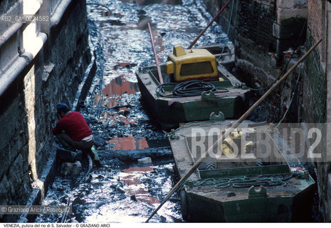 Localizzazione:..VENEZIA / S. MARCO..Oggetto:..Soggetto:..RIO DI S. SALVADOR / SCAVO DEI RII PULIZIA RESATURO FONDAMENTA..Cronologia: ....Definizione Culturale:..   Autore: ..   Stile:..   Editori/Stampatori:..   Committenza:..Materia e Tecnica:..Collocazione:..Note:..BARCHE E CANALI..Riproduzione Fotografica:..Graziano Arici/Rosebud2 .Copyright:..Graziano Arici/Rosebud2 .Data:..1996..Costo:..A..