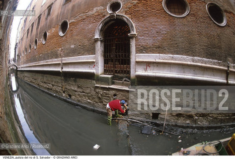 Localizzazione:..VENEZIA / S. MARCO..Oggetto:..Soggetto:..RIO DI S. SALVADOR / SCAVO DEI RII PULIZIA RESATURO FONDAMENTA..Cronologia: ....Definizione Culturale:..   Autore: ..   Stile:..   Editori/Stampatori:..   Committenza:..Materia e Tecnica:..Collocazione:..Note:..BARCHE E CANALI..Riproduzione Fotografica:..Graziano Arici/Rosebud2 .Copyright:..Graziano Arici/Rosebud2 .Data:..1996..Costo:..A..