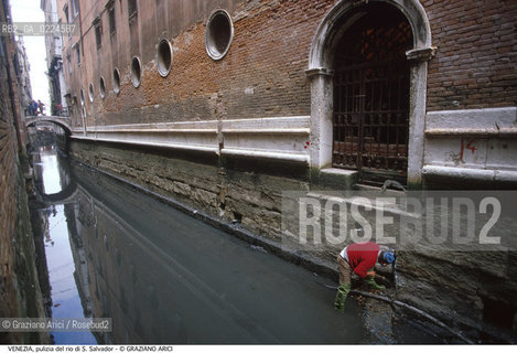 Localizzazione:..VENEZIA / S. MARCO..Oggetto:..Soggetto:..RIO DI S. SALVADOR / SCAVO DEI RII PULIZIA RESATURO FONDAMENTA..Cronologia: ....Definizione Culturale:..   Autore: ..   Stile:..   Editori/Stampatori:..   Committenza:..Materia e Tecnica:..Collocazione:..Note:..BARCHE E CANALI..Riproduzione Fotografica:..Graziano Arici/Rosebud2 .Copyright:..Graziano Arici/Rosebud2 .Data:..1996..Costo:..A..