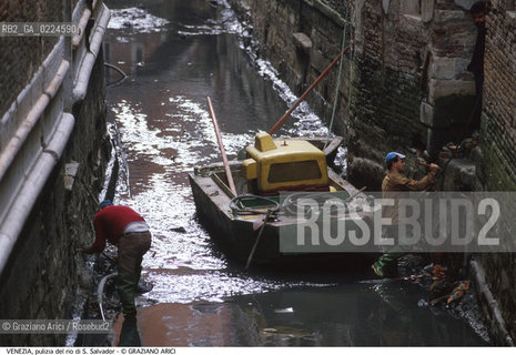 Localizzazione:..VENEZIA / S. MARCO..Oggetto:..Soggetto:..RIO DI S. SALVADOR / SCAVO DEI RII PULIZIA RESATURO FONDAMENTA..Cronologia: ....Definizione Culturale:..   Autore: ..   Stile:..   Editori/Stampatori:..   Committenza:..Materia e Tecnica:..Collocazione:..Note:..BARCHE E CANALI..Riproduzione Fotografica:..Graziano Arici/Rosebud2 .Copyright:..Graziano Arici/Rosebud2 .Data:..1996..Costo:..A..