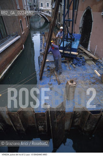 Localizzazione:..VENEZIA / S. MARCO..Oggetto:..Soggetto:..RIO DI S. LUCA / SCAVO DEI RII PULIZIA..Cronologia: ....Definizione Culturale:..   Autore: ..   Stile:..   Editori/Stampatori:..   Committenza:..Materia e Tecnica:..Collocazione:..Note:..BARCHE E CANALI..Riproduzione Fotografica:..Graziano Arici/Rosebud2 .Copyright:..Graziano Arici/Rosebud2 .Data:..1996..Costo:..A..