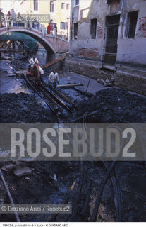 Localizzazione:..VENEZIA / S. MARCO..Oggetto:..Soggetto:..RIO DI S. LUCA / SCAVO DEI RII PULIZIA..Cronologia: ....Definizione Culturale:..   Autore: ..   Stile:..   Editori/Stampatori:..   Committenza:..Materia e Tecnica:..Collocazione:..Note:..BARCHE E CANALI..Riproduzione Fotografica:..Graziano Arici/Rosebud2 .Copyright:..Graziano Arici/Rosebud2 .Data:..1996..Costo:..A..