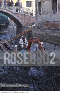 Localizzazione:..VENEZIA / S. MARCO..Oggetto:..Soggetto:..RIO DI S. LUCA / SCAVO DEI RII PULIZIA..Cronologia: ....Definizione Culturale:..   Autore: ..   Stile:..   Editori/Stampatori:..   Committenza:..Materia e Tecnica:..Collocazione:..Note:..BARCHE E CANALI..Riproduzione Fotografica:..Graziano Arici/Rosebud2 .Copyright:..Graziano Arici/Rosebud2 .Data:..1996..Costo:..A..