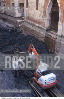 Localizzazione:..VENEZIA / S. MARCO..Oggetto:..Soggetto:..RIO DI S. LUCA / SCAVO DEI RII PULIZIA..Cronologia: ....Definizione Culturale:..   Autore: ..   Stile:..   Editori/Stampatori:..   Committenza:..Materia e Tecnica:..Collocazione:..Note:..BARCHE E CANALI..Riproduzione Fotografica:..Graziano Arici/Rosebud2 .Copyright:..Graziano Arici/Rosebud2 .Data:..1996..Costo:..A..