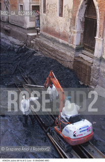 Localizzazione:..VENEZIA / S. MARCO..Oggetto:..Soggetto:..RIO DI S. LUCA / SCAVO DEI RII PULIZIA..Cronologia: ....Definizione Culturale:..   Autore: ..   Stile:..   Editori/Stampatori:..   Committenza:..Materia e Tecnica:..Collocazione:..Note:..BARCHE E CANALI..Riproduzione Fotografica:..Graziano Arici/Rosebud2 .Copyright:..Graziano Arici/Rosebud2 .Data:..1996..Costo:..A..