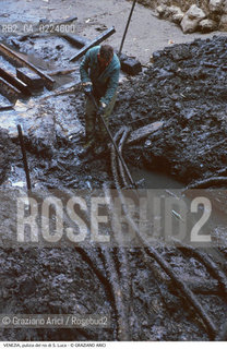Localizzazione:..VENEZIA / S. MARCO..Oggetto:..Soggetto:..RIO DI S. LUCA / SCAVO DEI RII PULIZIA..Cronologia: ....Definizione Culturale:..   Autore: ..   Stile:..   Editori/Stampatori:..   Committenza:..Materia e Tecnica:..Collocazione:..Note:..BARCHE E CANALI..Riproduzione Fotografica:..Graziano Arici/Rosebud2 .Copyright:..Graziano Arici/Rosebud2 .Data:..1996..Costo:..A..