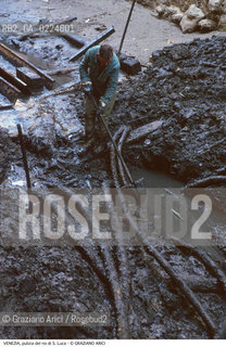 Localizzazione:..VENEZIA / S. MARCO..Oggetto:..Soggetto:..RIO DI S. LUCA / SCAVO DEI RII PULIZIA..Cronologia: ....Definizione Culturale:..   Autore: ..   Stile:..   Editori/Stampatori:..   Committenza:..Materia e Tecnica:..Collocazione:..Note:..BARCHE E CANALI..Riproduzione Fotografica:..Graziano Arici/Rosebud2 .Copyright:..Graziano Arici/Rosebud2 .Data:..1996..Costo:..A..