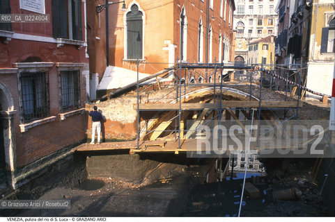 Localizzazione:..VENEZIA / S. MARCO..Oggetto:..Soggetto:..RIO DI S. LUCA / SCAVO DEI RII PULIZIA PONTE RESTAURO..Cronologia: ....Definizione Culturale:..   Autore: ..   Stile:..   Editori/Stampatori:..   Committenza:..Materia e Tecnica:..Collocazione:..Note:..BARCHE E CANALI..Riproduzione Fotografica:..Graziano Arici/Rosebud2 .Copyright:..Graziano Arici/Rosebud2 .Data:..1996..Costo:..A..