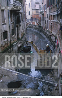 Localizzazione:..VENEZIA / S. MARCO..Oggetto:..Soggetto:..RIO DELLA VERONA / SCAVO DEI RII PULIZIA..Cronologia: ....Definizione Culturale:..   Autore: ..   Stile:..   Editori/Stampatori:..   Committenza:..Materia e Tecnica:..Collocazione:..Note:..BARCHE E CANALI..Riproduzione Fotografica:..Graziano Arici/Rosebud2 .Copyright:..Graziano Arici/Rosebud2 .Data:..1995..Costo:..A..