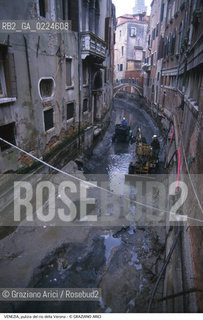 Localizzazione:..VENEZIA / S. MARCO..Oggetto:..Soggetto:..RIO DELLA VERONA / SCAVO DEI RII PULIZIA..Cronologia: ....Definizione Culturale:..   Autore: ..   Stile:..   Editori/Stampatori:..   Committenza:..Materia e Tecnica:..Collocazione:..Note:..BARCHE E CANALI..Riproduzione Fotografica:..Graziano Arici/Rosebud2 .Copyright:..Graziano Arici/Rosebud2 .Data:..1995..Costo:..A..