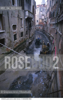 Localizzazione:..VENEZIA / S. MARCO..Oggetto:..Soggetto:..RIO DELLA VERONA / SCAVO DEI RII PULIZIA..Cronologia: ....Definizione Culturale:..   Autore: ..   Stile:..   Editori/Stampatori:..   Committenza:..Materia e Tecnica:..Collocazione:..Note:..BARCHE E CANALI..Riproduzione Fotografica:..Graziano Arici/Rosebud2 .Copyright:..Graziano Arici/Rosebud2 .Data:..1995..Costo:..A..