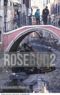 Localizzazione:..VENEZIA / S. MARCO..Oggetto:..Soggetto:..RIO DELLA VERONA / SCAVO DEI RII PULIZIA..Cronologia: ....Definizione Culturale:..   Autore: ..   Stile:..   Editori/Stampatori:..   Committenza:..Materia e Tecnica:..Collocazione:..Note:..BARCHE E CANALI..Riproduzione Fotografica:..Graziano Arici/Rosebud2 .Copyright:..Graziano Arici/Rosebud2 .Data:..1995..Costo:..A..