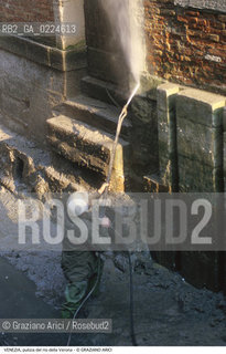 Localizzazione:..VENEZIA / S. MARCO..Oggetto:..Soggetto:..RIO DELLA VERONA / SCAVO DEI RII PULIZIA..Cronologia: ....Definizione Culturale:..   Autore: ..   Stile:..   Editori/Stampatori:..   Committenza:..Materia e Tecnica:..Collocazione:..Note:..BARCHE E CANALI..Riproduzione Fotografica:..Graziano Arici/Rosebud2 .Copyright:..Graziano Arici/Rosebud2 .Data:..1995..Costo:..A..