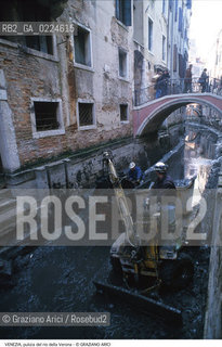 Localizzazione:..VENEZIA / S. MARCO..Oggetto:..Soggetto:..RIO DELLA VERONA / SCAVO DEI RII PULIZIA..Cronologia: ....Definizione Culturale:..   Autore: ..   Stile:..   Editori/Stampatori:..   Committenza:..Materia e Tecnica:..Collocazione:..Note:..BARCHE E CANALI..Riproduzione Fotografica:..Graziano Arici/Rosebud2 .Copyright:..Graziano Arici/Rosebud2 .Data:..1995..Costo:..A..