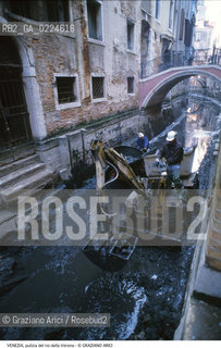 Localizzazione:..VENEZIA / S. MARCO..Oggetto:..Soggetto:..RIO DELLA VERONA / SCAVO DEI RII PULIZIA..Cronologia: ....Definizione Culturale:..   Autore: ..   Stile:..   Editori/Stampatori:..   Committenza:..Materia e Tecnica:..Collocazione:..Note:..BARCHE E CANALI..Riproduzione Fotografica:..Graziano Arici/Rosebud2 .Copyright:..Graziano Arici/Rosebud2 .Data:..1995..Costo:..A..