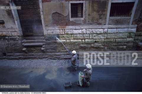 Localizzazione:..VENEZIA / S. MARCO..Oggetto:..Soggetto:..RIO DELLA VERONA / SCAVO DEI RII PULIZIA..Cronologia: ....Definizione Culturale:..   Autore: ..   Stile:..   Editori/Stampatori:..   Committenza:..Materia e Tecnica:..Collocazione:..Note:..BARCHE E CANALI..Riproduzione Fotografica:..Graziano Arici/Rosebud2 .Copyright:..Graziano Arici/Rosebud2 .Data:..1995..Costo:..A..