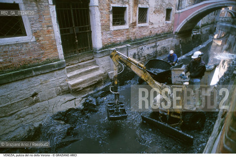 Localizzazione:..VENEZIA / S. MARCO..Oggetto:..Soggetto:..RIO DELLA VERONA / SCAVO DEI RII PULIZIA..Cronologia: ....Definizione Culturale:..   Autore: ..   Stile:..   Editori/Stampatori:..   Committenza:..Materia e Tecnica:..Collocazione:..Note:..BARCHE E CANALI..Riproduzione Fotografica:..Graziano Arici/Rosebud2 .Copyright:..Graziano Arici/Rosebud2 .Data:..1995..Costo:..A..