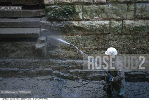 Localizzazione:..VENEZIA / S. MARCO..Oggetto:..Soggetto:..RIO DELLA VERONA / SCAVO DEI RII PULIZIA..Cronologia: ....Definizione Culturale:..   Autore: ..   Stile:..   Editori/Stampatori:..   Committenza:..Materia e Tecnica:..Collocazione:..Note:..BARCHE E CANALI..Riproduzione Fotografica:..Graziano Arici/Rosebud2 .Copyright:..Graziano Arici/Rosebud2 .Data:..1995..Costo:..A..