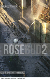 Localizzazione:..VENEZIA / S. MARCO..Oggetto:..Soggetto:..RIO DELLA VERONA / SCAVO DEI RII PULIZIA..Cronologia: ....Definizione Culturale:..   Autore: ..   Stile:..   Editori/Stampatori:..   Committenza:..Materia e Tecnica:..Collocazione:..Note:..BARCHE E CANALI..Riproduzione Fotografica:..Graziano Arici/Rosebud2 .Copyright:..Graziano Arici/Rosebud2 .Data:..1995..Costo:..A..