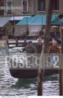 Localizzazione:..VENEZIA / CANNAREGIO..Oggetto:..GONDOLA TRAGHETTO DI S. SOFIA PESCHERIA..Cronologia: ....Definizione Culturale:..   Autore: ..   Stile:..   Editori/Stampatori:..   Committenza:..Materia e Tecnica:..Collocazione:..Note:..BARCHE E CANALI..Riproduzione Fotografica:..Graziano Arici/Rosebud2 .Copyright:..Graziano Arici/Rosebud2 .Data:..1985..Costo:..A..
