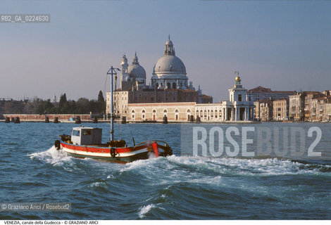 Localizzazione:..VENEZIA / DORSODURO..Oggetto:..Soggetto:..CANALE DELLA GIUDECCA PUNTA DELLA DOGANA..Cronologia: ....Definizione Culturale:..   Autore: ..   Stile:..   Editori/Stampatori:..   Committenza:..Materia e Tecnica:..Collocazione:..Note:..BARCHE E CANALI..Riproduzione Fotografica:..Graziano Arici/Rosebud2 .Copyright:..Graziano Arici/Rosebud2 .Data:..1985..Costo:..A..