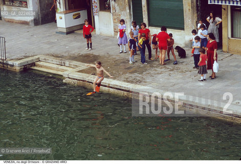 Localizzazione:..VENEZIA / CANNAREGIO..Oggetto:..Soggetto:..RIO DEGLI ORMESINI BAMBINI BAGNO..Cronologia: ....Definizione Culturale:..   Autore: ..   Stile:..   Editori/Stampatori:..   Committenza:..Materia e Tecnica:..Collocazione:..Note:..BARCHE E CANALI..Riproduzione Fotografica:..Graziano Arici/Rosebud2 .Copyright:..Graziano Arici/Rosebud2 .Data:..1985..Costo:..A..