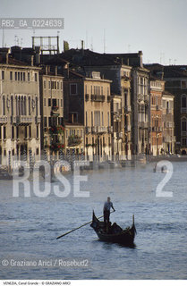 Localizzazione:..VENEZIA..Oggetto:..CANAL GRANDE GONDOLA..Cronologia: ....Definizione Culturale:..   Autore: ..   Stile:..   Editori/Stampatori:..   Committenza:..Materia e Tecnica:..Collocazione:..Note:..BARCHE E CANALI..Riproduzione Fotografica:..Graziano Arici/Rosebud2 .Copyright:..Graziano Arici/Rosebud2 .Data:..1995..Costo:..A..