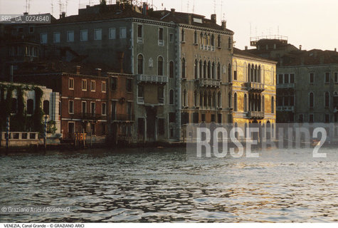 Localizzazione:..VENEZIA / DORSODURO..Oggetto:..CANAL GRANDE TRAMONTO..Cronologia: ....Definizione Culturale:..   Autore: ..   Stile:..   Editori/Stampatori:..   Committenza:..Materia e Tecnica:..Collocazione:..Note:..BARCHE E CANALI..Riproduzione Fotografica:..Graziano Arici/Rosebud2 .Copyright:..Graziano Arici/Rosebud2 .Data:..1995..Costo:..A..