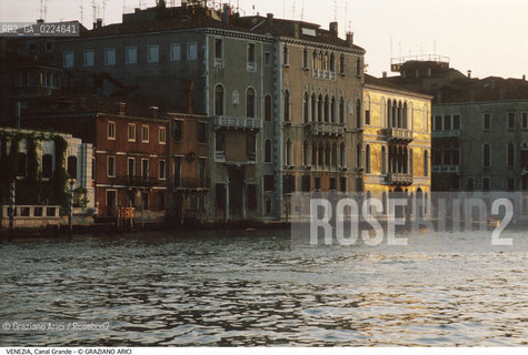 Localizzazione:..VENEZIA / DORSODURO..Oggetto:..CANAL GRANDE TRAMONTO..Cronologia: ....Definizione Culturale:..   Autore: ..   Stile:..   Editori/Stampatori:..   Committenza:..Materia e Tecnica:..Collocazione:..Note:..BARCHE E CANALI..Riproduzione Fotografica:..Graziano Arici/Rosebud2 .Copyright:..Graziano Arici/Rosebud2 .Data:..1995..Costo:..A..