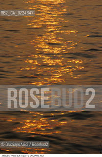 Localizzazione:..VENEZIA..Oggetto:..RIFLESSI SULL ACQUA TRAMONTO..Cronologia: ....Definizione Culturale:..   Autore: ..   Stile:..   Editori/Stampatori:..   Committenza:..Materia e Tecnica:..Collocazione:..Note:..BARCHE E CANALI..Riproduzione Fotografica:..Graziano Arici/Rosebud2 .Copyright:..Graziano Arici/Rosebud2 .Data:..1995..Costo:..A..