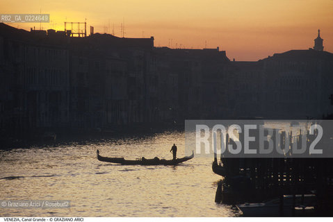 Localizzazione:..VENEZIA..Oggetto:..CANAL GRANDE GONDOLA TRAMONTO..Cronologia: ....Definizione Culturale:..   Autore: ..   Stile:..   Editori/Stampatori:..   Committenza:..Materia e Tecnica:..Collocazione:..Note:..BARCHE E CANALI..Riproduzione Fotografica:..Graziano Arici/Rosebud2 .Copyright:..Graziano Arici/Rosebud2 .Data:..1995..Costo:..A..