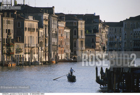 Localizzazione:..VENEZIA..Oggetto:..CANAL GRANDE GONDOLA..Cronologia: ....Definizione Culturale:..   Autore: ..   Stile:..   Editori/Stampatori:..   Committenza:..Materia e Tecnica:..Collocazione:..Note:..BARCHE E CANALI..Riproduzione Fotografica:..Graziano Arici/Rosebud2 .Copyright:..Graziano Arici/Rosebud2 .Data:..1995..Costo:..A..