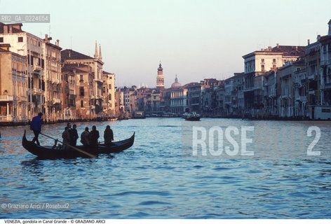 Localizzazione:..VENEZIA..Oggetto:..CANAL GRANDE GONDOLA TRAGHETTO DI S. ANGELO S. TOMA..Cronologia: ....Definizione Culturale:..   Autore: ..   Stile:..   Editori/Stampatori:..   Committenza:..Materia e Tecnica:..Collocazione:..Note:..BARCHE E CANALI..Riproduzione Fotografica:..Graziano Arici/Rosebud2 .Copyright:..Graziano Arici/Rosebud2 .Data:..1985..Costo:..A..