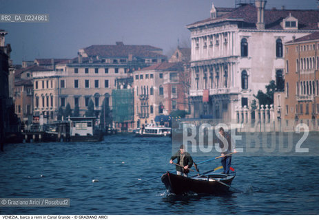 Localizzazione:..VENEZIA..Oggetto:..CANAL GRANDE BARCA A REMI..Cronologia: ....Definizione Culturale:..   Autore: ..   Stile:..   Editori/Stampatori:..   Committenza:..Materia e Tecnica:..Collocazione:..Note:..BARCHE E CANALI..Riproduzione Fotografica:..Graziano Arici/Rosebud2 .Copyright:..Graziano Arici/Rosebud2 .Data:..1985..Costo:..A..