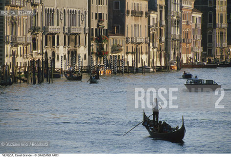 Localizzazione:..VENEZIA..Oggetto:..CANAL GRANDE GONDOLA..Cronologia: ....Definizione Culturale:..   Autore: ..   Stile:..   Editori/Stampatori:..   Committenza:..Materia e Tecnica:..Collocazione:..Note:..BARCHE E CANALI..Riproduzione Fotografica:..Graziano Arici/Rosebud2 .Copyright:..Graziano Arici/Rosebud2 .Data:..1995..Costo:..A..